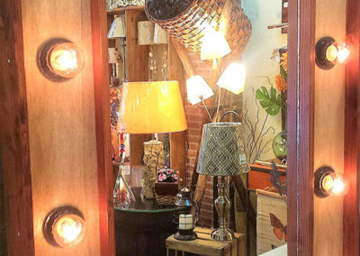 Lámpara con espejo de estilo rústico creado por Quiero Luz Talavera. Empresa de iluminación personalizada y creativa en Talavera de la Reina. Toledo.