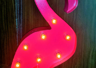 Lámpara creada con forma de flamenco y bombillas creada por Quiero Luz Talavera. Empresa de iluminación personalizada y creativa en Talavera de la Reina. Toledo.