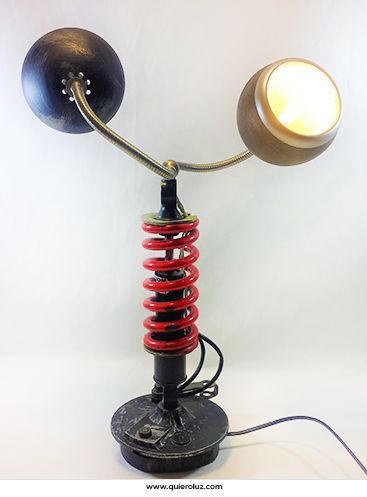 Lámpara de mesa creada con amortiguador rojo por Quiero Luz Talavera, tienda de iluminación personalizada