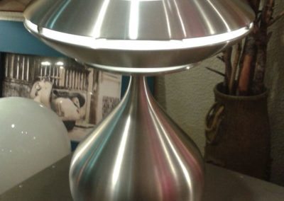 Lámpara de mesa modelo metálico ovni creada por Quiero Luz Talavera, tienda de iluminación personalizada