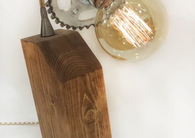 Lámpara de mesa creada con madera y radio de bici por Quiero Luz Talavera, tienda de iluminación original