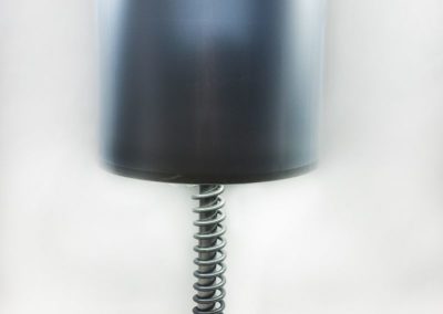 Lámpara de mesa modelo muelle creado por Quiero Luz Talavera, tienda de iluminación original