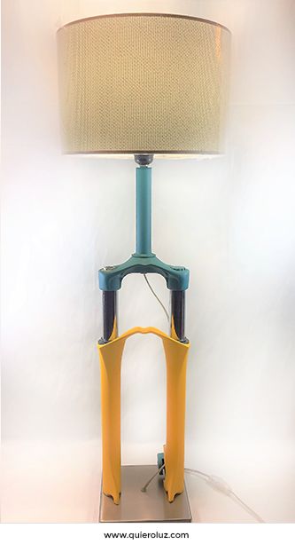Lámpara de mesa estructura horquilla de bicicleta creada por Quiero Luz Talavera, tu tienda de iluminación personalizada