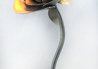 Lámpara de mesa modelo flor metálica creada por Quiero Luz Talavera, tienda de iluminación personalizada