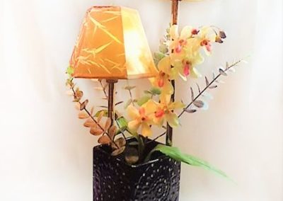 Lámpara de mesa modelo jarrón de flores creada por Quiero Luz Talavera, tienda de iluminación personalizada