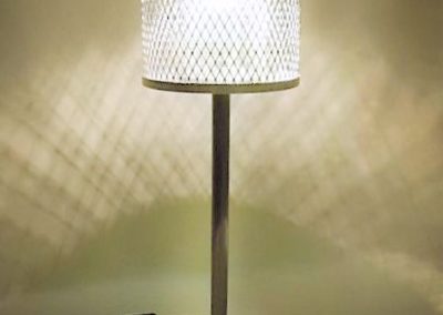 Lámpara de mesa creada con filtro por Quiero Luz Talavera, tienda de iluminación personalizada