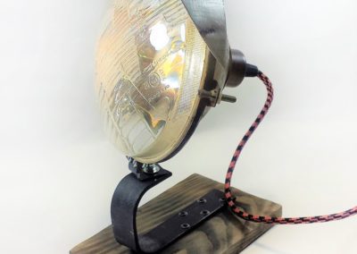 Lámpara de mesa creada con faro de moto original de Quiero Luz, Talavera, tienda de iluminación personalizada