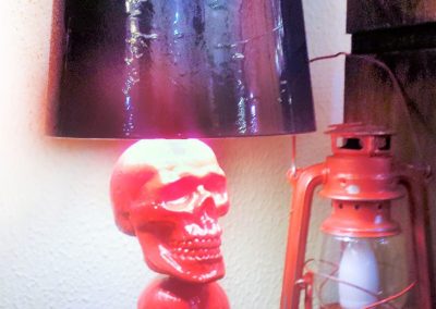 Lámpara de mesa modelo de calaveras por Quiero Luz Talavera, tienda de iluminación original