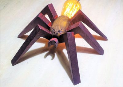 Lámpara de mesa modelo araña creada por Quiero Luz Talavera. iluminación personalizada