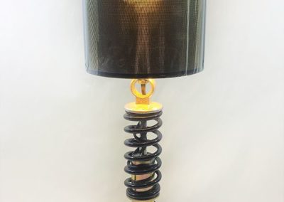 Lámpara de mesa creada con amortiguador por Quiero Luz Talavera, tienda de iluminación personalizada