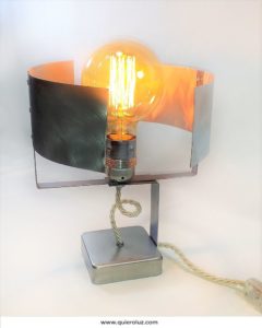 Lámpara de mesa creada en aluminio por Quiero Luz Talavera, tienda de iluminación oiriginal