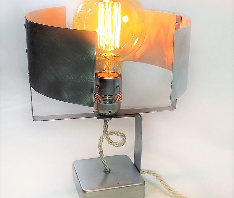 Lámpara de mesa creada en aluminio por Quiero Luz Talavera, tienda de iluminación oiriginal