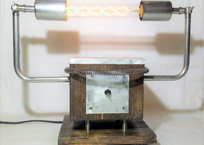 Lámpara de mesa modelo Frankenstein creada por Quiero Luz Talavera, tu tienda de iluminación original