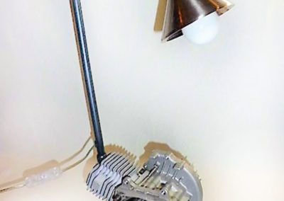 Lámpara de mesa creada con motor de minimoto por Quiero Luz Talavera, tienda de iluminación original y personalizada