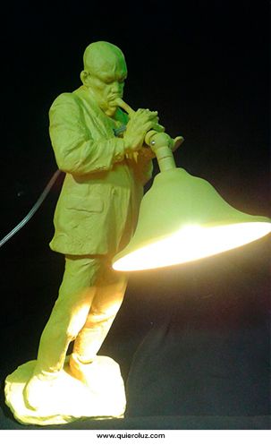 Lámpara de mesa modelo músico creada por Quiero Luz Talavera, tienda de iluminación personalizada
