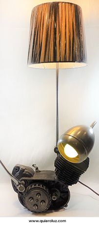 Lámpara de mesa estilo retro creada con pieza de motor y tulipa por Quiero Luz Talavera, tienda de iluminación personalizada