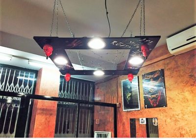 Lámpara de techo con dibujos de calaveras creada por Quiero Luz, tu tienda de iluminación en Talavera