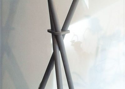 Lámpara de pie creada con trípode en color gris por Quiero Luz Talavera, tu tienda de iluminación original