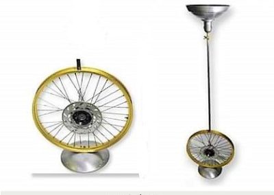 Lámpara de pie creada con rueda de moto por Quiero Luz Talavera, tu tienda de iluminación original y personalizada.