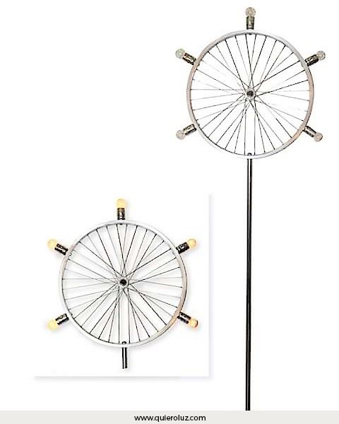 Lámpara de pie con estructura de bicicleta creada por Quiero Luz Talavera tu tienda de iluminación original y personalizada