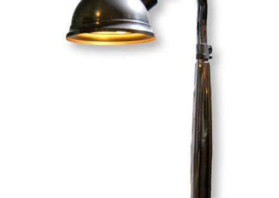 Lámpara de pie realizada con estructura de tubo de escape creada por Quiero Luz, Talavera, tu tienda de iluminación original