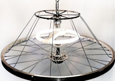 Lámpara de techo creada con llanta de bicicleta por Quiero Luz Talavera. Tu tienda de iluminación original y personalizada