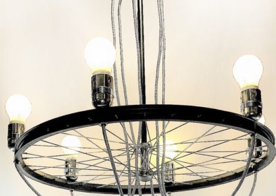 Lámpara de techo estructura de rueda de bicicleta por Quiero Luz, Talavera, iluminación original y personalizada