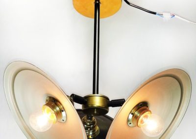 Lámpara de techo creada con platillos por Quiero Luz Talavera, tu tienda de iluminación original