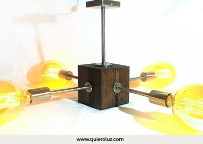 Lámpara techo creada con madera y metal por Quiero Luz Talavera, tienda de iluminación original y personalizada