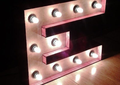 Lámpara creada con forma de E y bombillas creada por Quiero Luz, Talavera. Empresa de iluminación personalizada y creativa en Talavera de la Reina. Toledo.