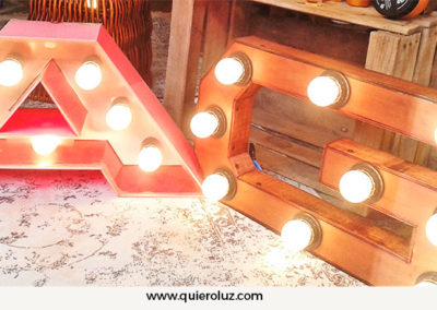 Letras de mesa con estructura de A y G creada por Quiero Luz Talavera, iluminación diferente y original.Empresa de iluminación personalizada y creativa en Talavera de la Reina. Toledo.