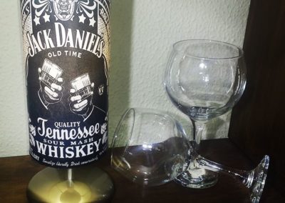 Pantalla con dibujo Jack Daniels sobre un pie metálico creado por Quiero Luz Talavera