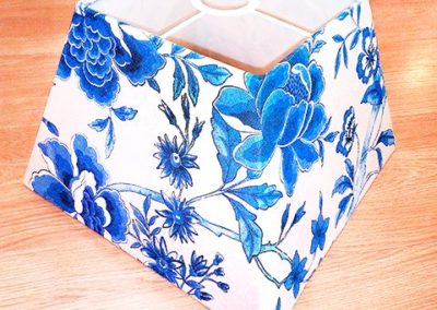 Pantalla original cuadrada con estampado de flores azules creada por Quiero Luz, Talavera