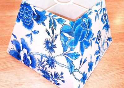 Pantalla original cuadrada con estampado de flores azules creada por Quiero Luz, Talavera