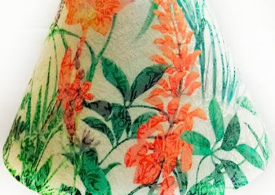 Pantalla estampada de flores verdes y naranjas creadas por Quiero Luz, iluminación en Talavera de la Reina