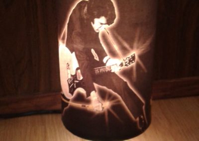 Lámpara con pantalla especial Elvis creada por Quiero Luz