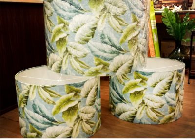 Pantallas tamaño xxl con estampado salvaje en tonos verdes y azules creadas por Quiero Luz Talavera
