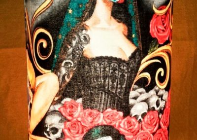 Pantalla estilo gótico en tonos negros y rojos creada en Quiero Luz Talavera, tu tienda de iluminación original.